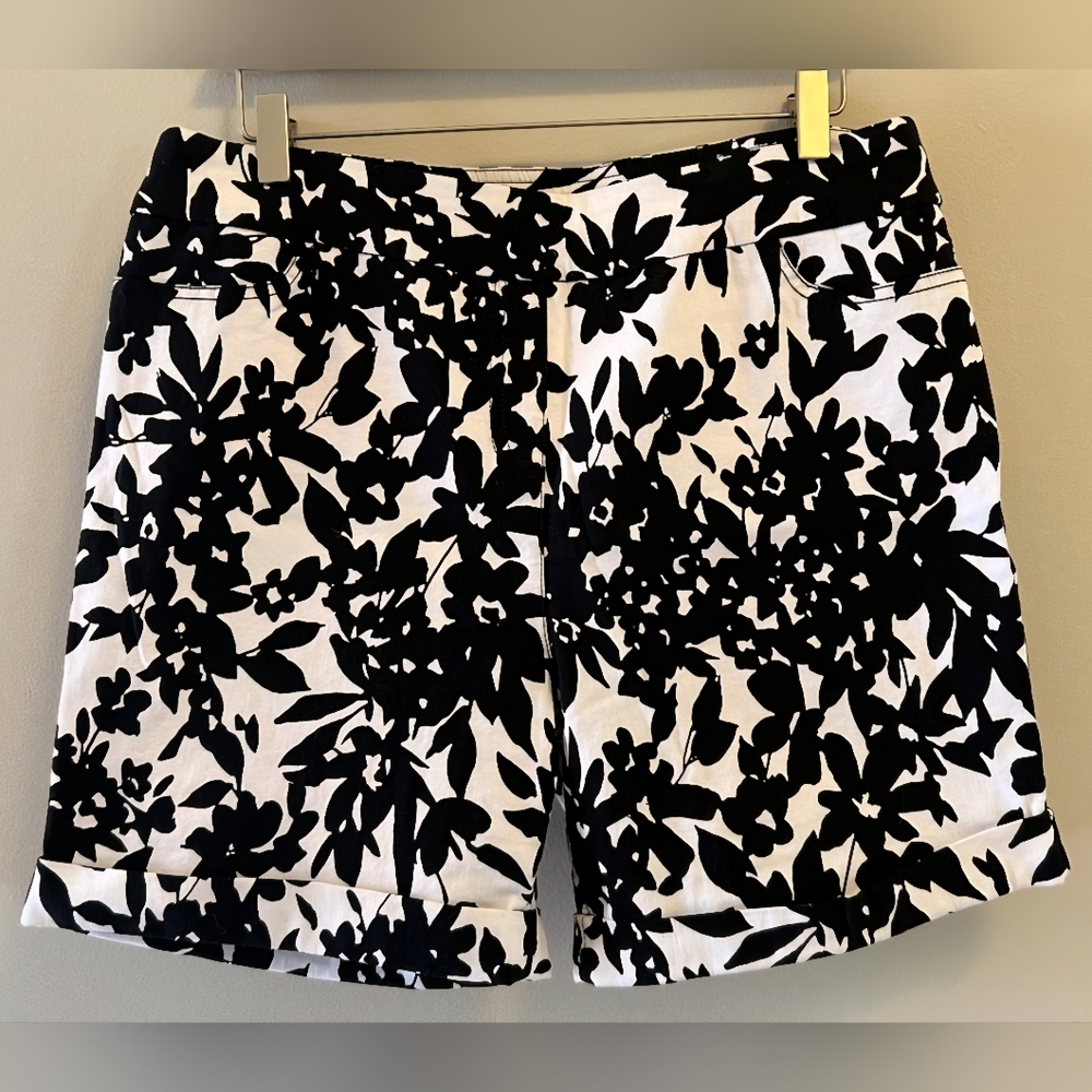 Soft Surroundings Black and White Floral Shorts L